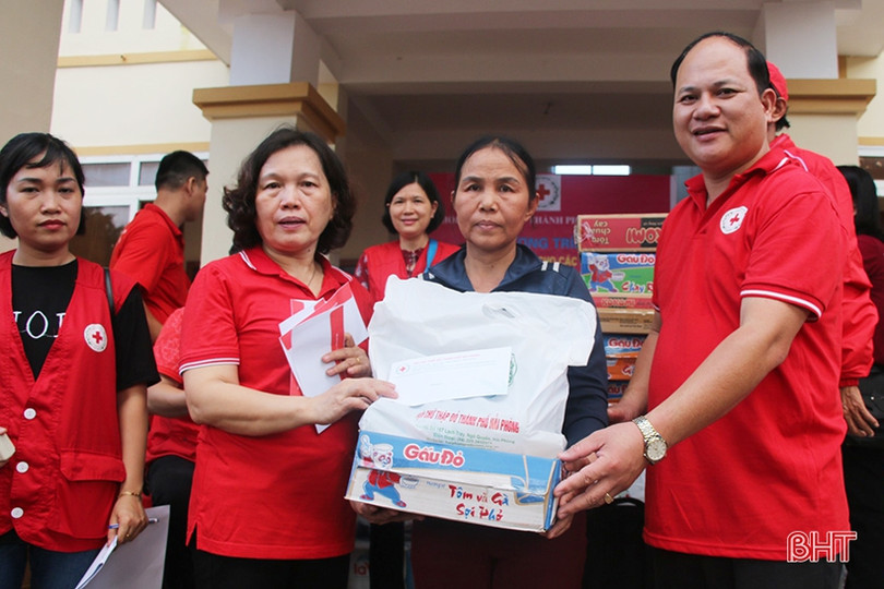 Hội Chữ thập đỏ Đồng Nai, Hải Phòng trao hơn 1.100 suất quà đến người dân Hà Tĩnh