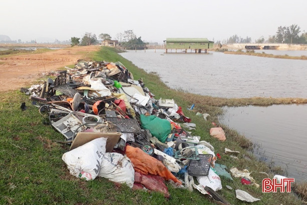 Hà Tĩnh: Xử phạt 4 triệu đồng người đàn ông đổ rác không đúng nơi quy định