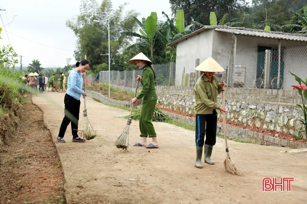 Công an Hương Sơn giúp dân xây dựng nông thôn mới