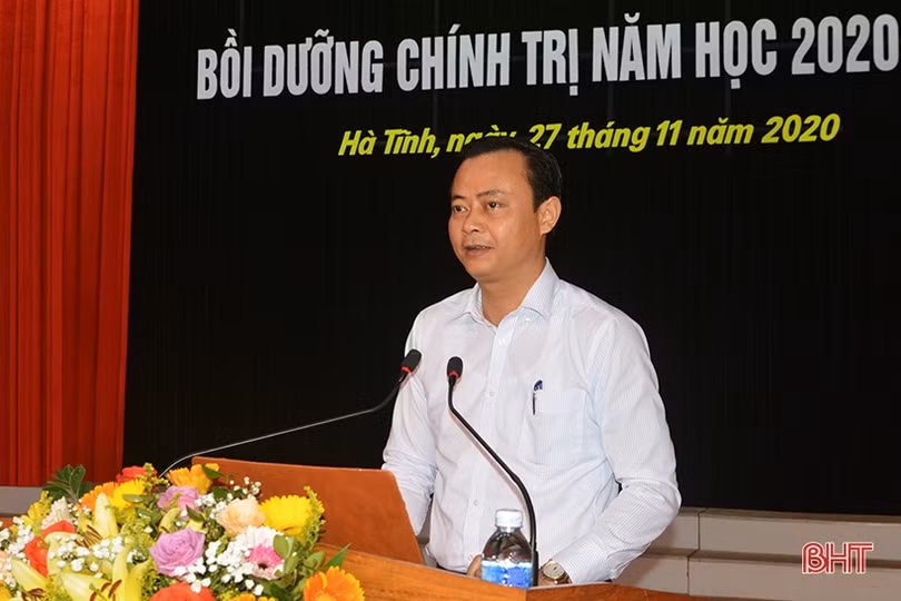 Hà Tĩnh bồi dưỡng chính trị cho gần 600 cán bộ, giáo viên