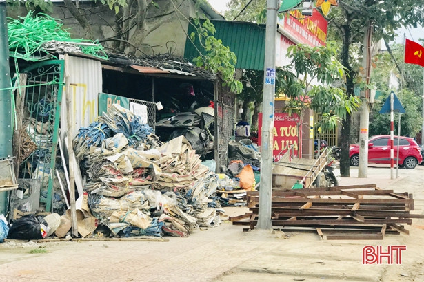 Vỉa hè nhếch nhác ở thị trấn Cẩm Xuyên