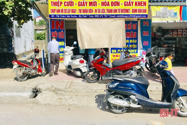 Vỉa hè nhếch nhác ở thị trấn Cẩm Xuyên