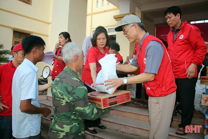 Hội Chữ thập đỏ Đồng Nai, Hải Phòng trao hơn 1.100 suất quà đến người dân Hà Tĩnh