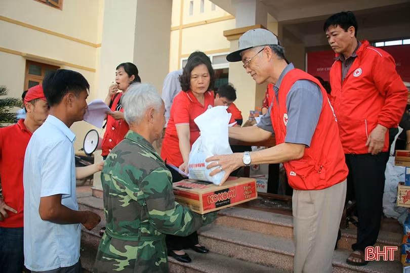 Hội Chữ thập đỏ Đồng Nai, Hải Phòng trao hơn 1.100 suất quà đến người dân Hà Tĩnh