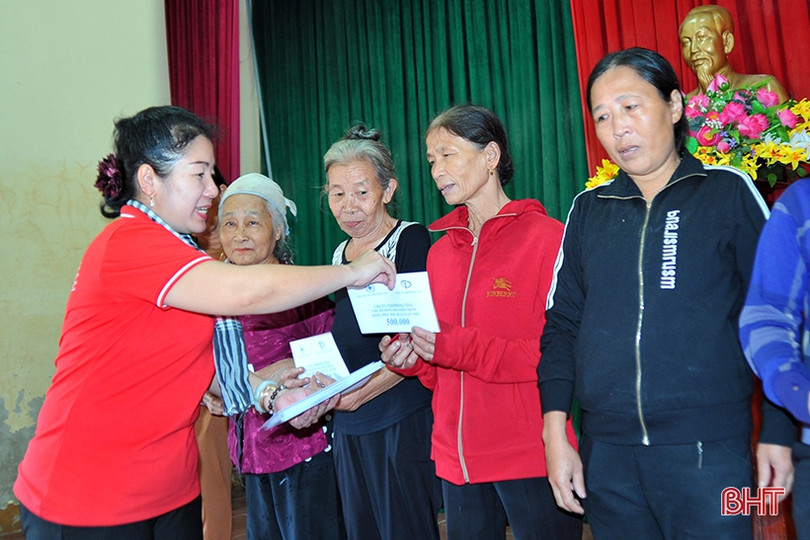 Hội Chữ thập đỏ Đồng Nai, Hải Phòng trao hơn 1.100 suất quà đến người dân Hà Tĩnh