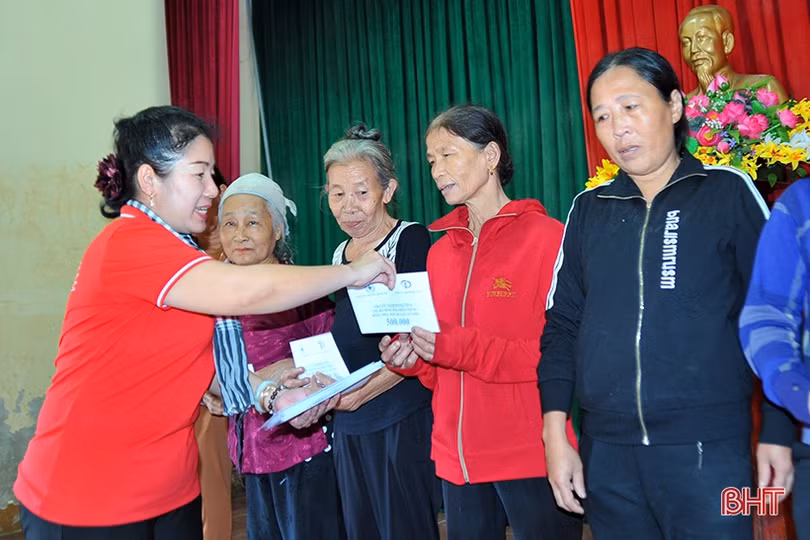 Hội Chữ thập đỏ Đồng Nai, Hải Phòng trao hơn 1.100 suất quà đến người dân Hà Tĩnh