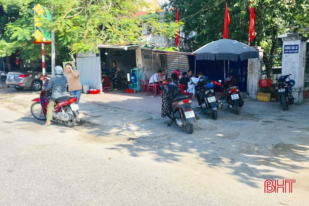 Vỉa hè nhếch nhác ở thị trấn Cẩm Xuyên