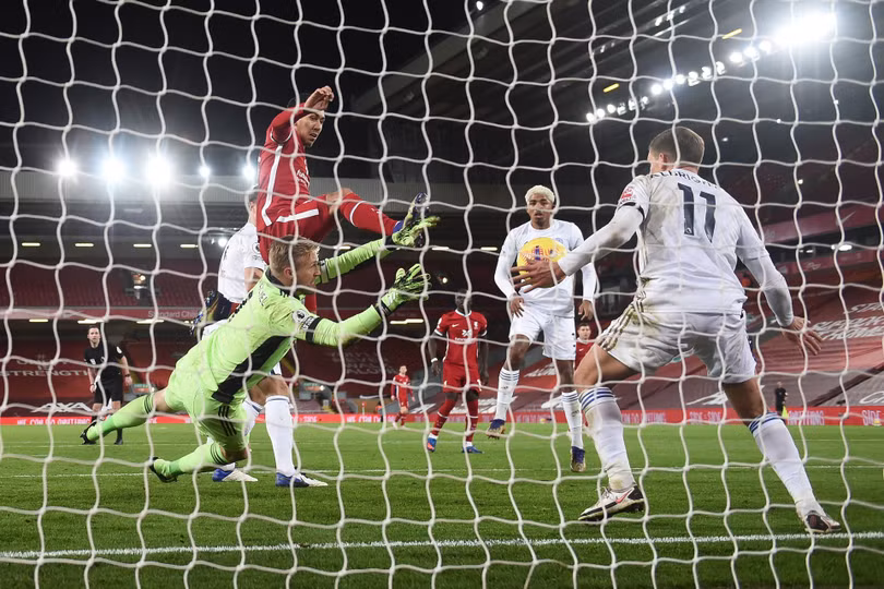 Liverpool áp sát ngôi đầu sau trận thắng đậm Leicester