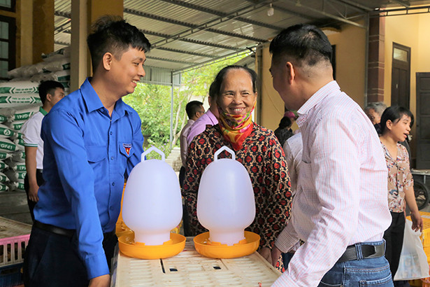 430 suất quà đến với người dân bị ngập lũ ở Thạch Hà