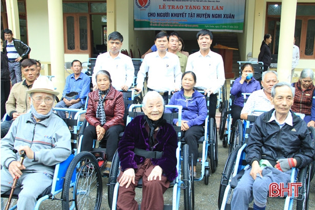Trao tặng 65 xe lăn cho người khuyết tật ở Vũ Quang, Nghi Xuân