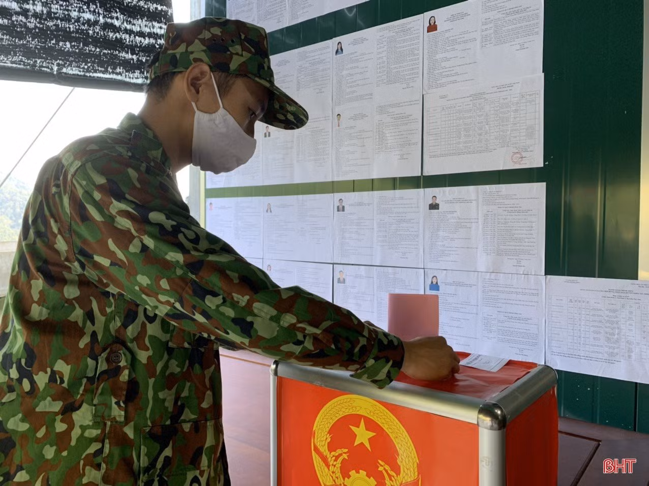 Cử tri Hà Tĩnh náo nức bầu chọn người đại biểu Nhân dân