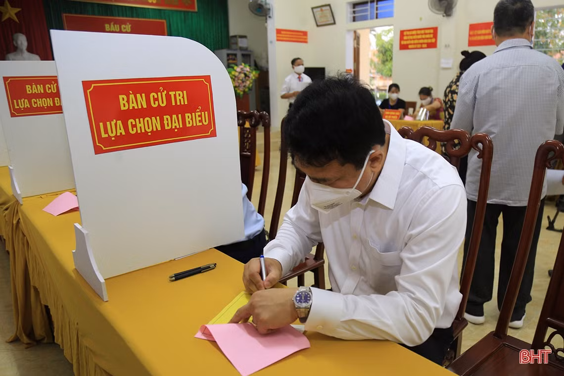 Cử tri Hà Tĩnh náo nức bầu chọn người đại biểu Nhân dân