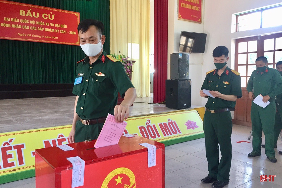 Cử tri Hà Tĩnh náo nức bầu chọn người đại biểu Nhân dân