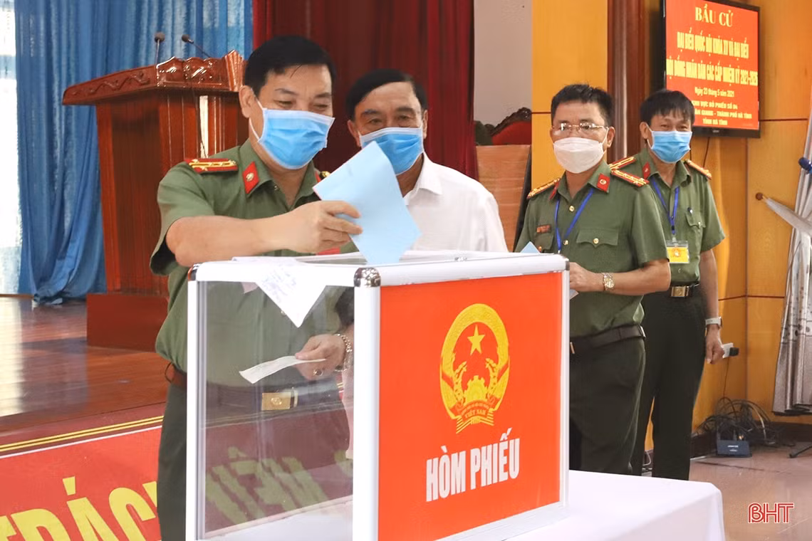 Cử tri Hà Tĩnh náo nức bầu chọn người đại biểu Nhân dân