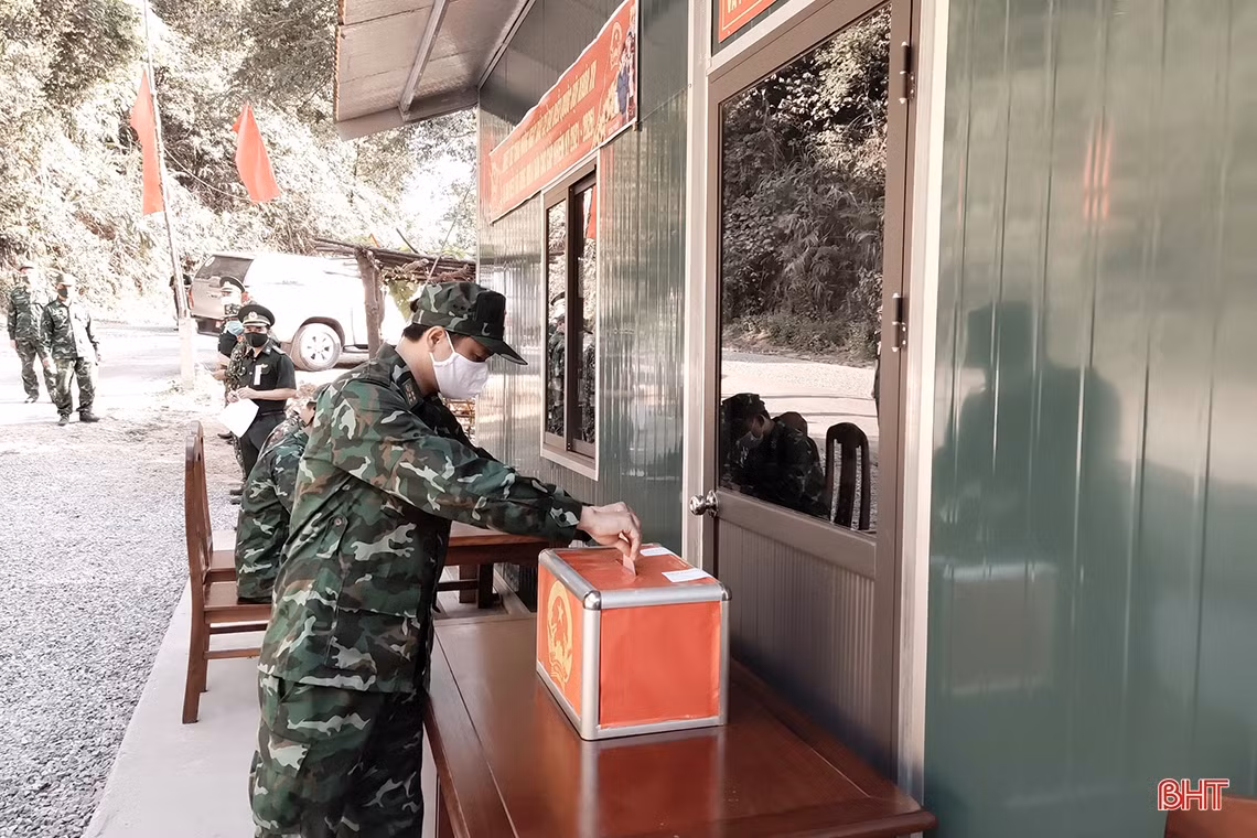 Cử tri Hà Tĩnh náo nức bầu chọn người đại biểu Nhân dân