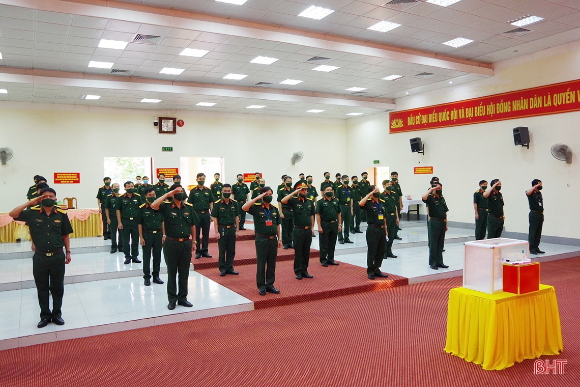 Cử tri Hà Tĩnh náo nức bầu chọn người đại biểu Nhân dân