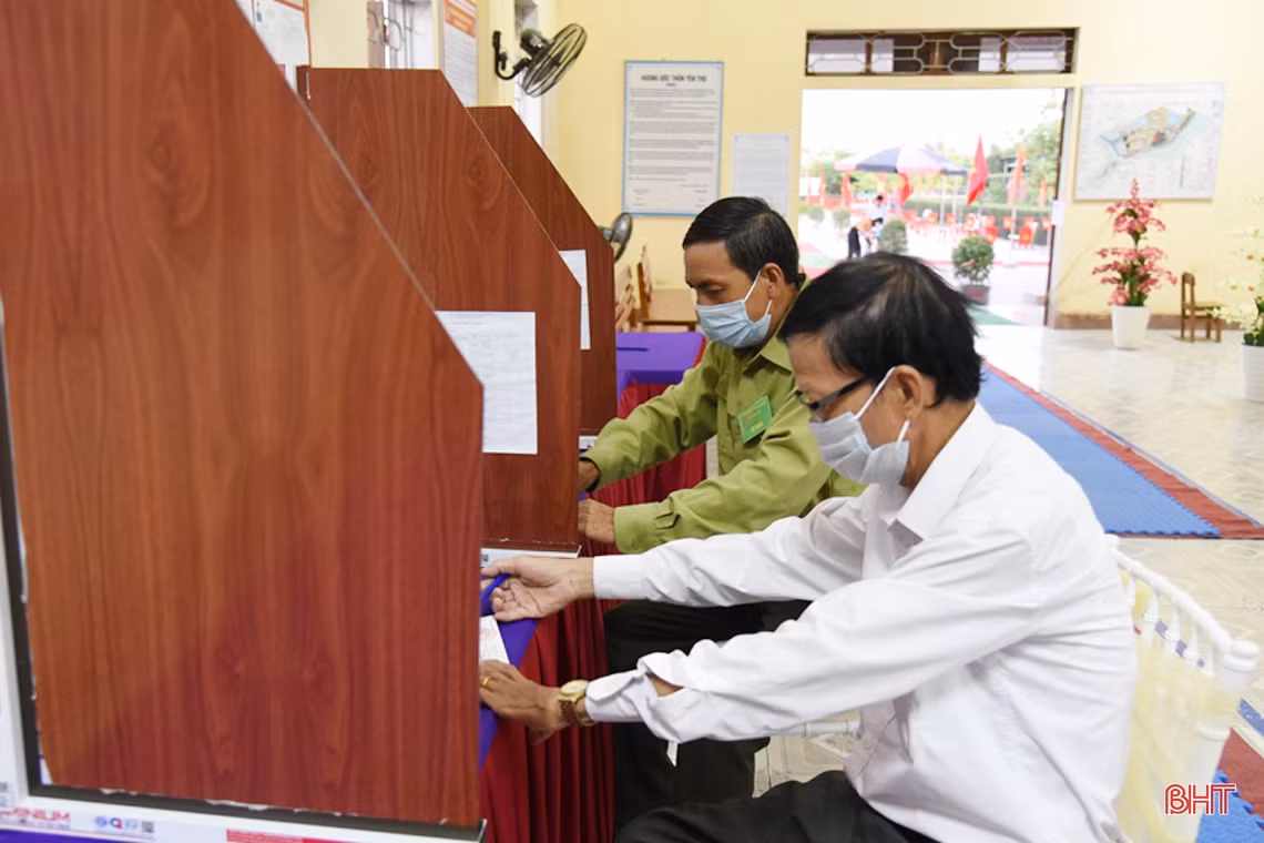 Cử tri Hà Tĩnh náo nức bầu chọn người đại biểu Nhân dân