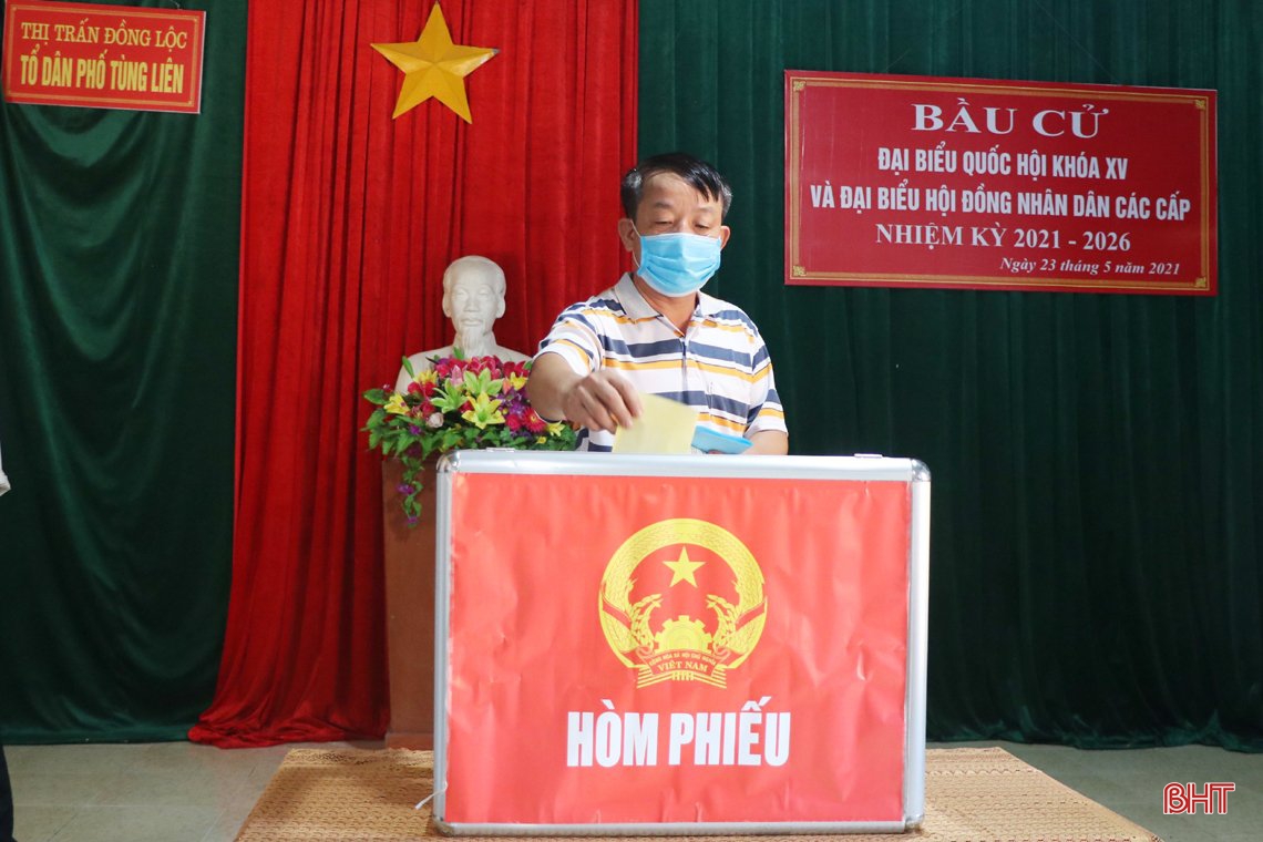 Cử tri Hà Tĩnh náo nức bầu chọn người đại biểu Nhân dân