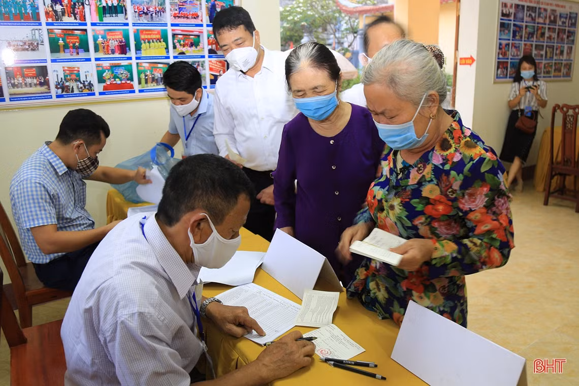 Cử tri Hà Tĩnh náo nức bầu chọn người đại biểu Nhân dân