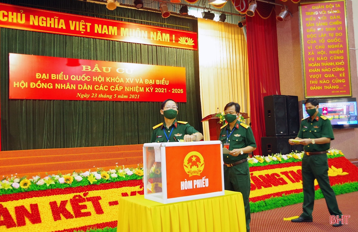 Cử tri Hà Tĩnh náo nức bầu chọn người đại biểu Nhân dân