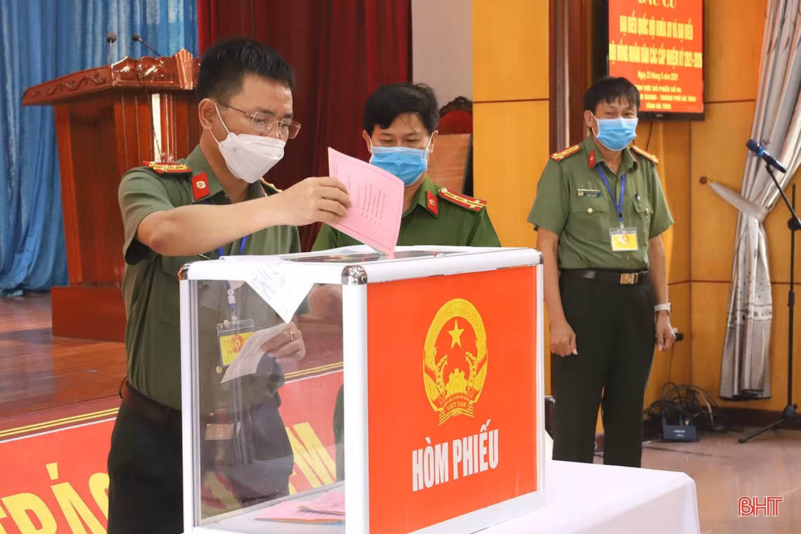 Cử tri Hà Tĩnh náo nức bầu chọn người đại biểu Nhân dân