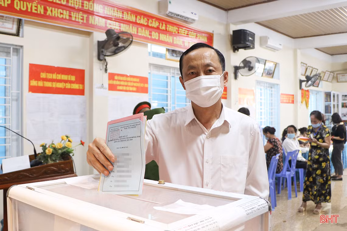 Cử tri Hà Tĩnh náo nức bầu chọn người đại biểu Nhân dân