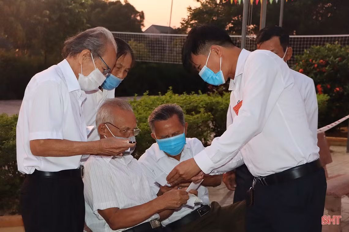 Cử tri hân hoan đi bầu cử ở Hà Tĩnh