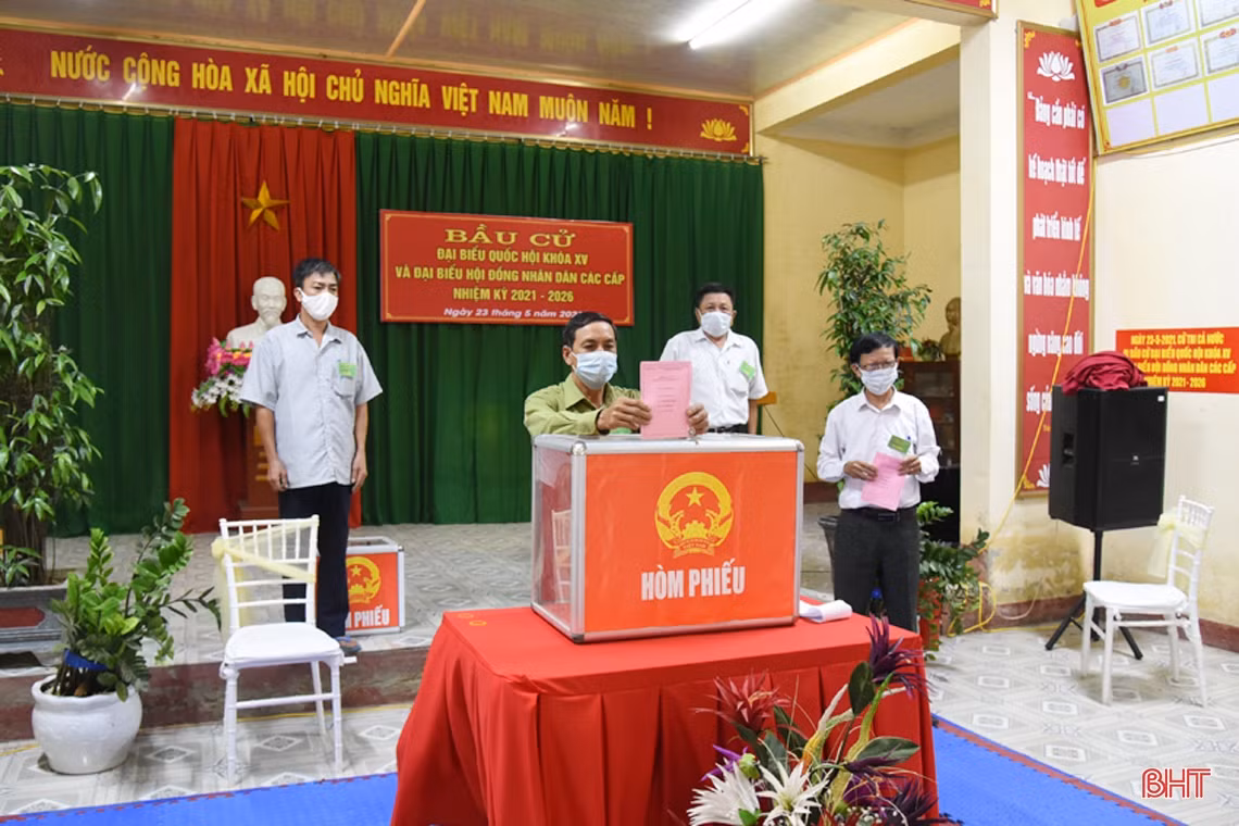 Cử tri Hà Tĩnh náo nức bầu chọn người đại biểu Nhân dân