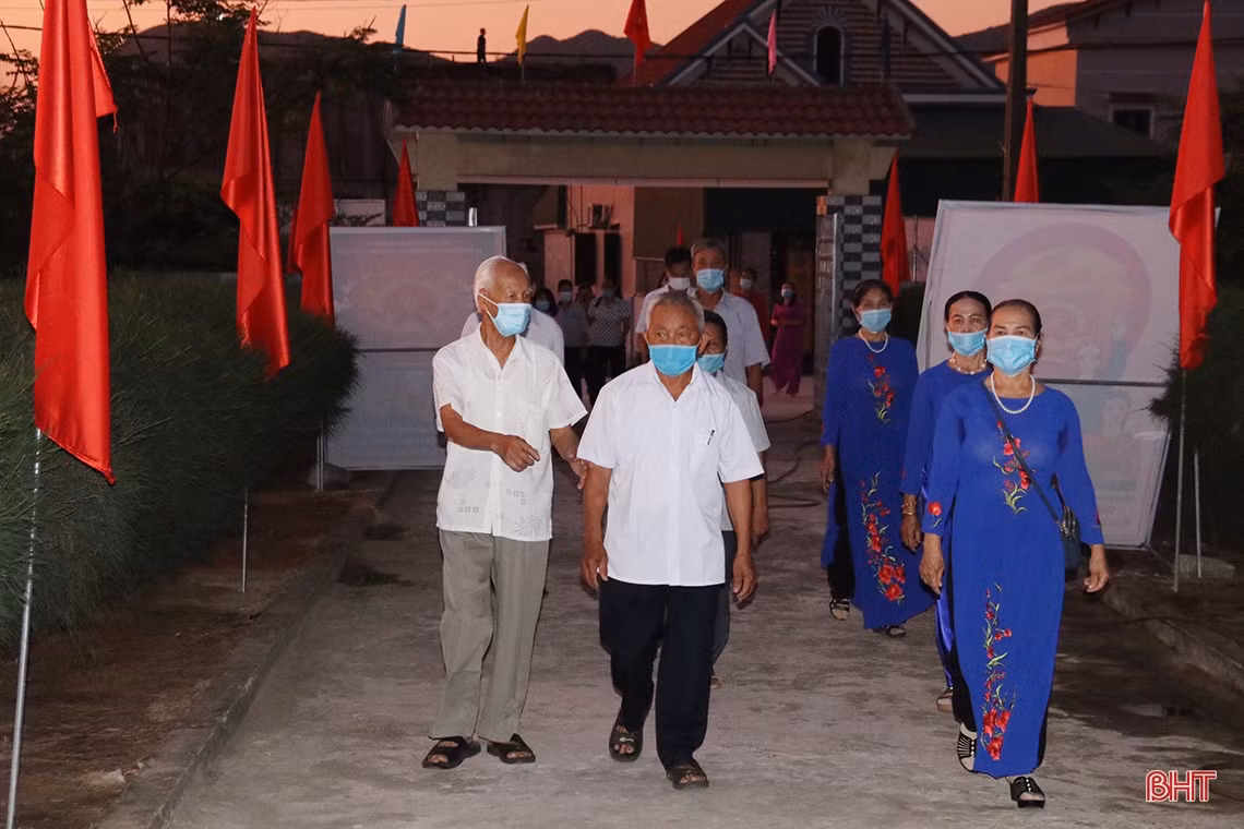 Cử tri hân hoan đi bầu cử ở Hà Tĩnh