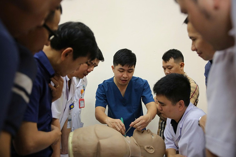 Các học viên chăm chú học các kỹ năng cấp cứu trong khóa huấn luyện Cấp cứu chấn thương quốc tế (ITLS) do các chuyên gia Bệnh viện Quân y 175 đào tạo. 33.jpg