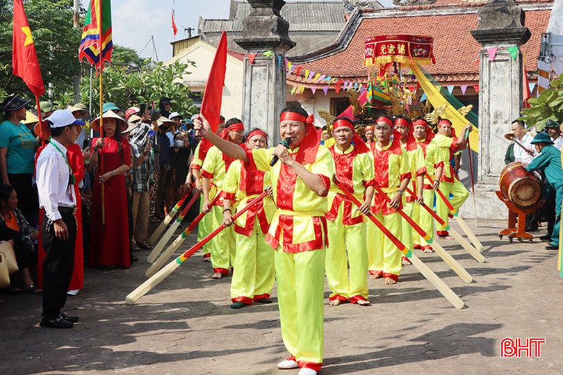 Hò chèo cạn - hình thức diễn xướng dân gian kết hợp giữa dân ca, dân vũ và nghi lễ, tái hiện hành trình ra khơi của ngư dân trong Lễ hội cầu ngư Nhượng Bạn ở xã Thiên Cầm.