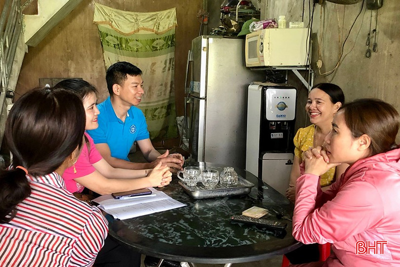Lãnh đạo BHXH huyện Vũ Quang phối hợp Hội LHPN xã Đức Lĩnh trực tiếp các hộ gia đình tuyên truyền, vận động hội viên tham gia BHXH tự nguyện. bqbht_br_66.jpg
