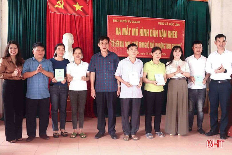 Lãnh đạo UBND huyện, Ban Dân vận Huyện ủy, cơ quan BHXH huyện và cấp ủy, chính quyền xã Đức Lĩnh trao sổ BHXH cho những người dân mới tham gia BHXH tự nguyện tại lễ ra mắt mô hình dân vận khéo “Tổ liên gia 100% người lao động tham gia BHXH” ở xã Đức Lĩnh tháng 5/2024. bqbht_br_223.jpg