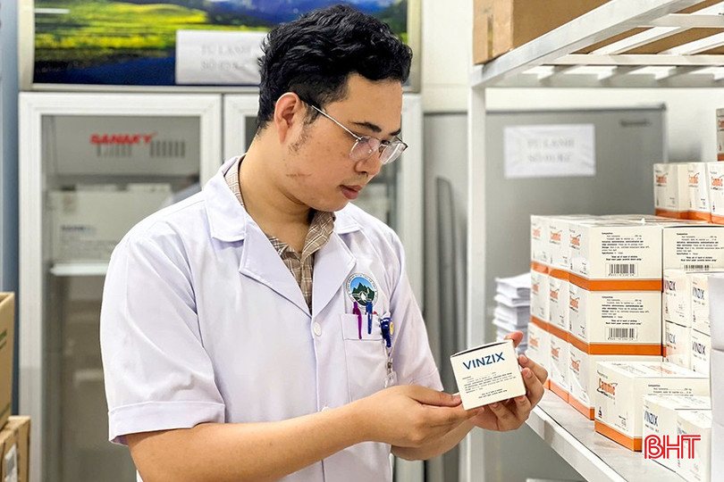 薬剤師のグエン・クアン・サンさんが、薬局の倉庫で医薬品の情報をチェックしている。 bqbht_br_z7045544321868-a54d7c49841e726fe7e6f84631e8f6b4.jpg
