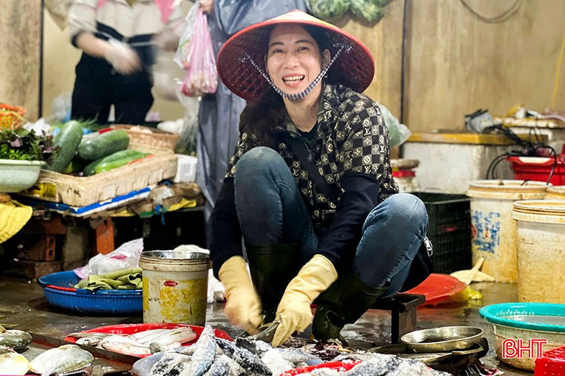 Những người bán cá biển ở chợ luôn vui vẻ với bạn hàng... bqbht_br_11.jpg