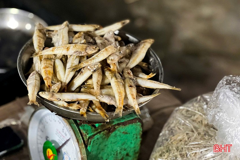 Hàng hoá những ngày biển động có khi rất đơn sơ nhưng vẫn không làm chùn chân những người phụ nữ làng biển đi chợ... bqbht_br_12.jpg