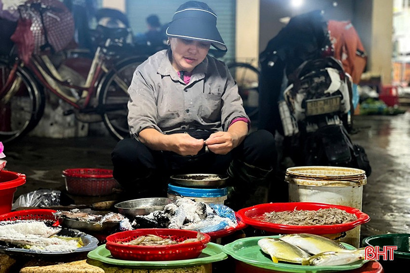 Tôi đã từng nghĩ, “vị biển” ở đâu đó ngoài khơi xa nhưng không, vị biển còn thật đậm đà trong từng bước chân của những người đàn bà bán cá. bqbht_br_17.jpg
