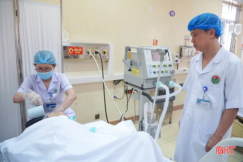 Các điều dưỡng thay nhau chăm sóc bệnh nhân nặng nằm tại khoa Hồi sức tích cực - BVĐK tỉnh. bqbht_br_1.jpg
