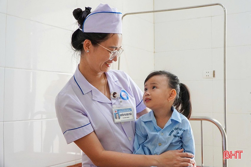 Điều dưỡng như "người mẹ thứ hai" của các bệnh nhi. Ảnh chụp tại Trung tâm Y tế Hương Khê bqbht_br_4.jpg