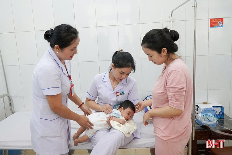 Điều dưỡng còn là người đồng hành và hướng dẫn các bà mẹ chăm sóc trẻ sơ sinh. Điều dưỡng còn là người đồng hành và hướng dẫn các bà mẹ chăm sóc trẻ sơ sinh.