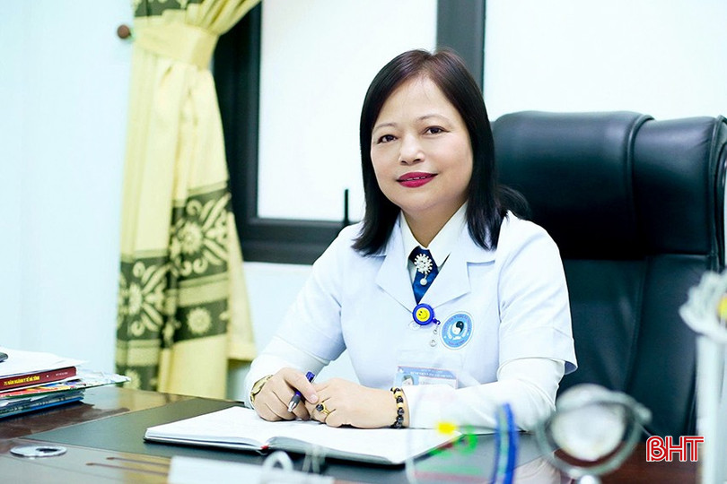 Thầy thuốc ưu tú Bùi Thị Mai Hương - người được đồng nghiệp trìu mến gọi là "người giữ mạch Nam dược". bqbht_br_79.jpg