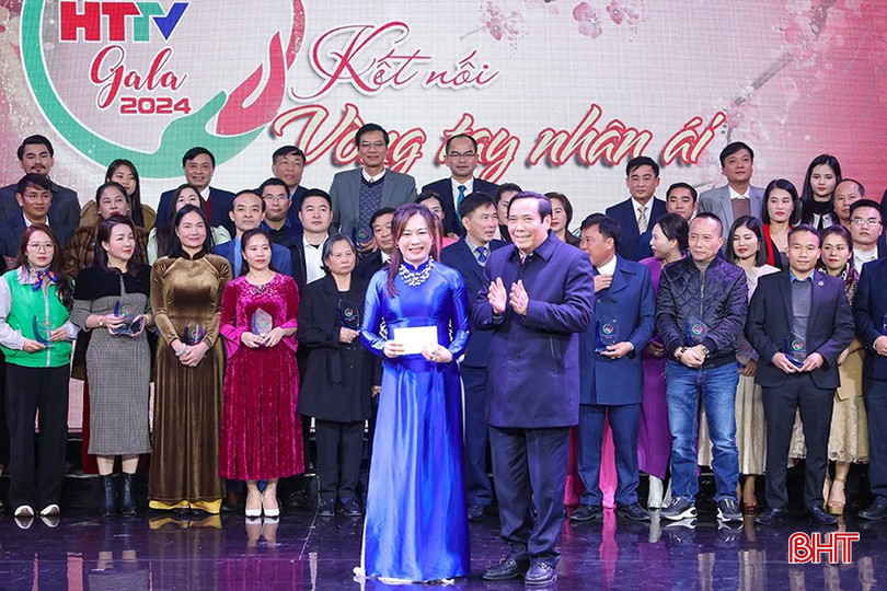Nhà báo Trần Thị Phương Hoa – Chủ nhiệm CLB Nhà báo nữ, Phó TBT Báo Hà Tĩnh nhận quà của Chủ tịch Hội Người cao tuổi Việt Nam Nguyễn Thanh Bình trao tặng Quỹ Vòng tay nhân ái của Đài PT-TH tỉnh (nay là Báo Hà Tĩnh). bqbht_br_11.jpg