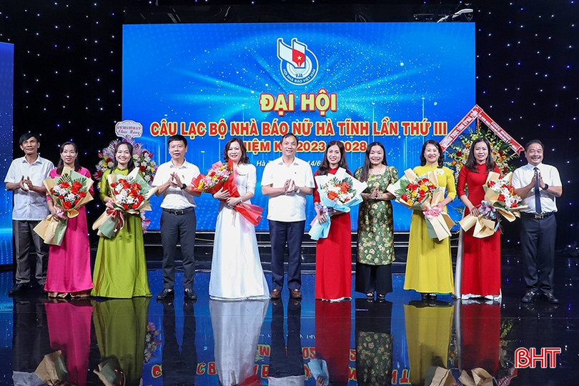 Nguyên Bí thư Tỉnh ủy Hà Tĩnh Hoàng Trung Dũng (hiện nay là Tổng Biên tập Tạp chí Cộng sản) và đại diện lãnh đạo các cơ quan, đơn vị tặng hoa chúc mừng Ban Chủ nhiệm CLB Nhà báo nữ nhiệm kỳ 2023 - 2028. Ảnh tư liệu. bqbht_br_88.jpg