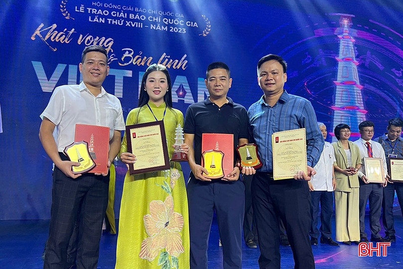 Phóng viên Ngọc Khánh cùng các đồng nghiệp tại lễ trao Giải Báo chí quốc gia năm 2023. bqbht_br_z6664687448897-bb46b9afc8ffea0f3f833c6445b6e552.jpg