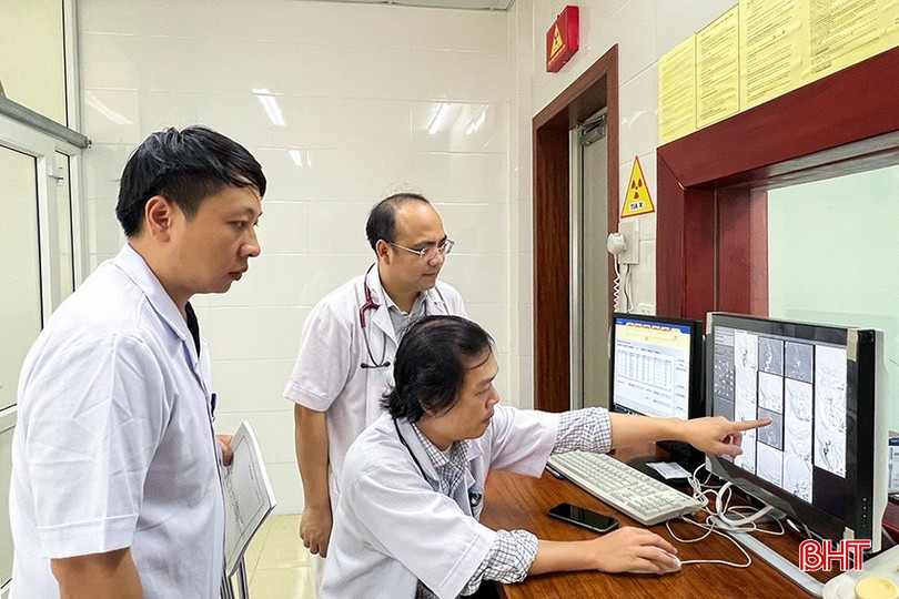 ThS.BS Hoàng Hải Phú – Trung tâm Đột quỵ, Bệnh viện Trung ương Huế (người ngồi) hướng dẫn các y, bác sĩ BVĐK tỉnh Hà Tĩnh kỹ thuật lấy huyết khối bằng dụng cụ cơ học. bqbht_br_4b515c74743afc64a52b.jpg