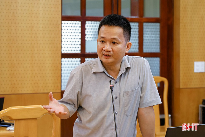 Ông Trần Huy Giáp - Phó Trưởng phòng phụ trách Phòng Công nghệ thông tin và chuyển đổi số giới thiệu về các tính năng Trợ lý ảo tại cuộc họp triển khai vận hành công cụ này của BHXH khu vực XV. bqbht_br_dc-tran-huy-giap-gioi-thieu-cac-tinh-nang-cua-phan-mem.jpg