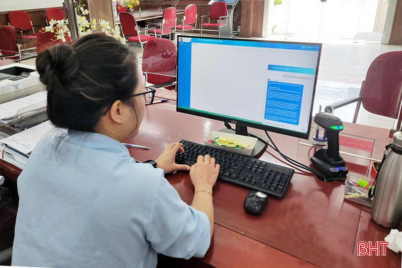 Chuyên viên bộ phận 1 cửa, BHXH khu vực XV sử dụng Trợ lý ảo để hỗ trợ trả lời tư vấn chế độ chính sách. bqbht_br_z6786480721089-04825405d88beef756250ba881d1db95.jpg