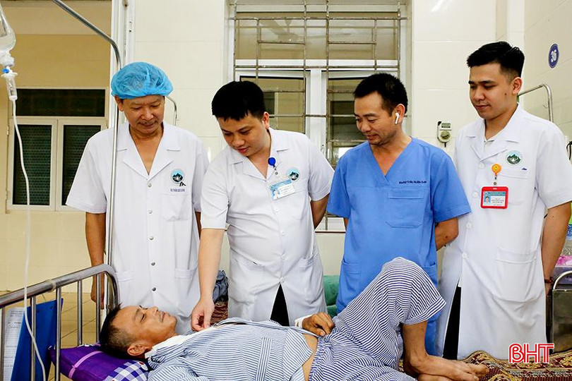Các bác sỹ Khoa Ngoại tổng hợp và Tai Mũi Họng kiểm tra sức khỏe cho bệnh nhân Đ.H.T. sau phẫu thuật. Ảnh.jpg