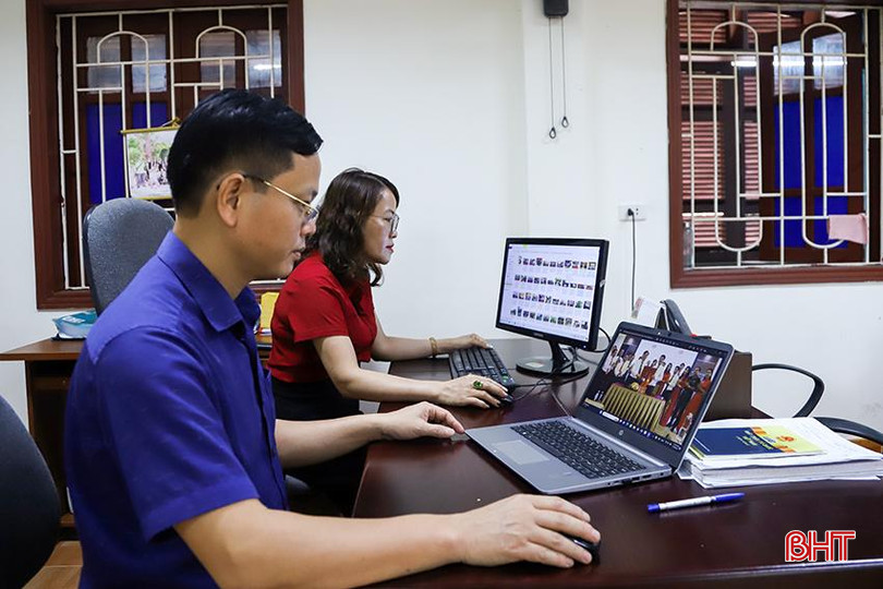 Cán bộ Ban Tuyên giáo - Phong trào Ủy ban MTTQ tỉnh lựa chọn hình ảnh hoạt động tiêu biểu để xây dựng ấn phẩm "Dấu ấn nhiệm kỳ". IMG_9582.JPG