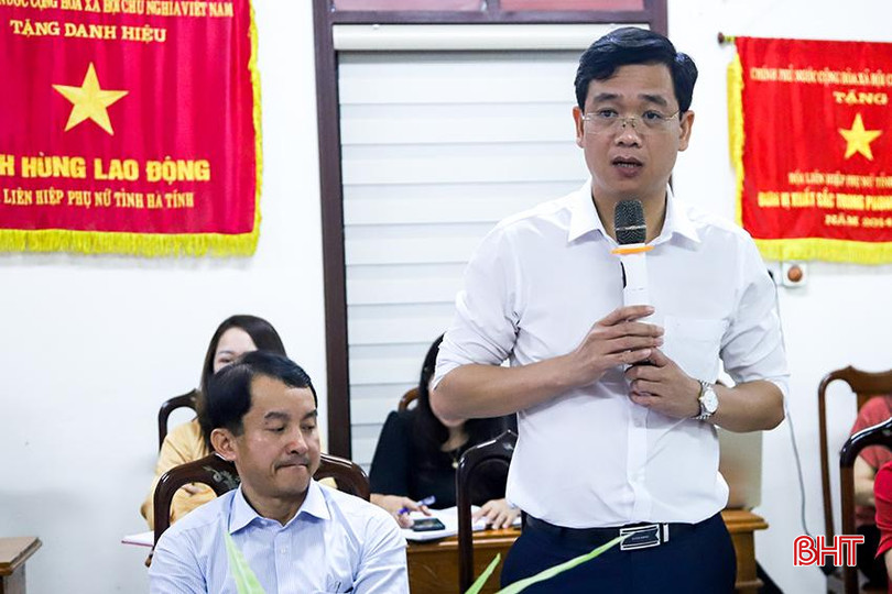 Phó Giám đốc Agribank Chi nhánh Hà Tĩnh Trần Văn Tài đề xuất một số giải pháp nâng cao hoạt động ủy thác. IMG_8928.JPG